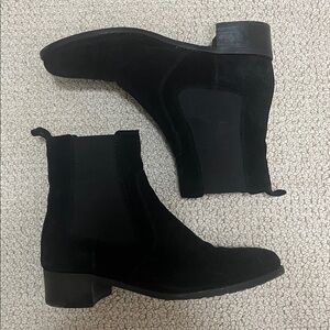 Aquatalia Otilia black suede boots